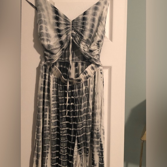 Peek a boo jumpsuit - Picture 1 of 4